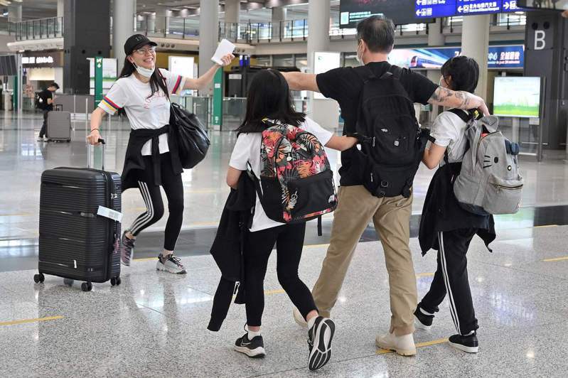 香港確診人數持續下降，防疫有望再放寬，圖為民眾在機場接機，開心與親友團聚。（Getty Images）