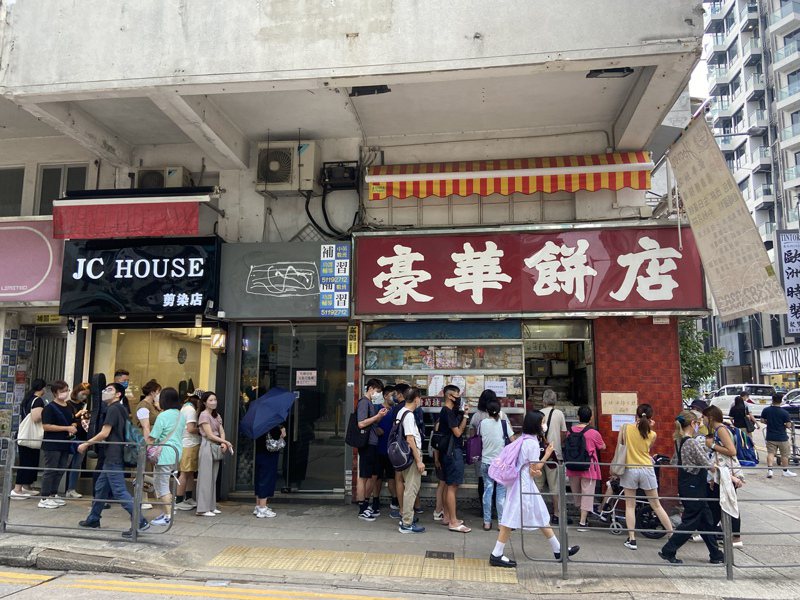 有48年歷史的九龍城老字號「豪華餅店」，本月中傳出結業消息，不過近日傳出已獲接手。（中通社）