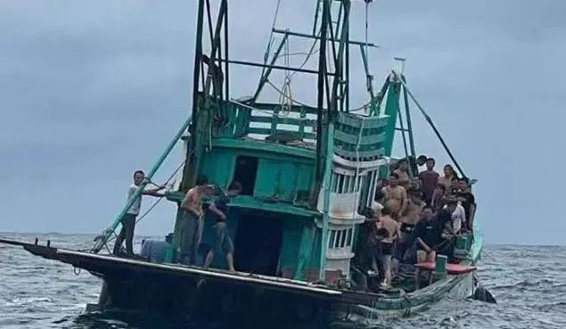 一艘載有41位中國籍人士的船隻，22日在柬浦寨西港外海遇難，導致多人死亡，調查指出這涉及人口販賣。（取材自「浙江消防」微信公眾號）