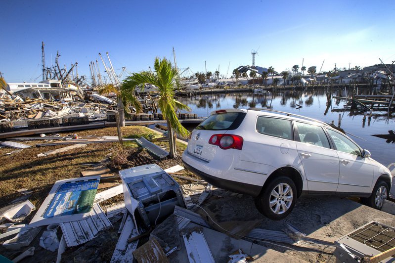 世紀颶風伊恩掃過，南佛州沿岸與內陸都遭重創。聖卡洛斯島被強風吹進灣裡的轎車，附近民房都被摧毀，損失慘重。(歐新社)