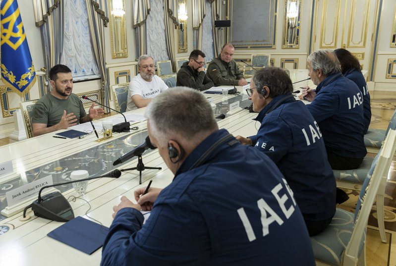 乌克兰总统泽伦斯基（左一）吁请西方国家先动用核武，以防止俄国的核武攻击。图为他与国际原子能总署的会面资料照片。（欧新社）(photo:UDN)