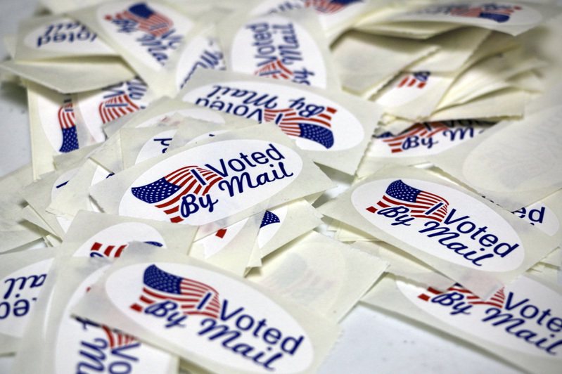 今年首度把选票寄给选民，预测选举结果变得困难异常。(美联社)(photo:UDN)