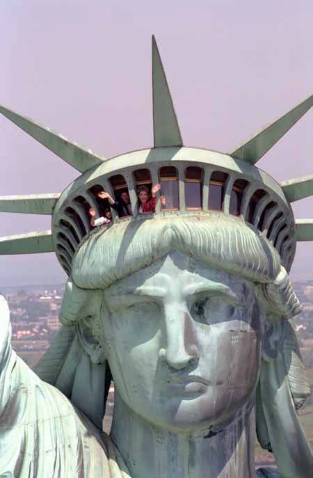 民众可进入皇冠，远眺纽约市周边景观。(取自The Statue Cruises脸书)(photo:UDN)
