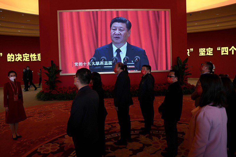 習近平上任後，他的名字在媒體上壓倒性出現。圖為在北京展覽館展出習近平政績。(Getty Images)