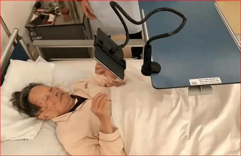 有媒體在社交平台上曬出一段視頻，視頻內容是知名科學家楊振寧院士不幸摔倒受傷住院，躺在病床上的畫面。（視頻截圖）