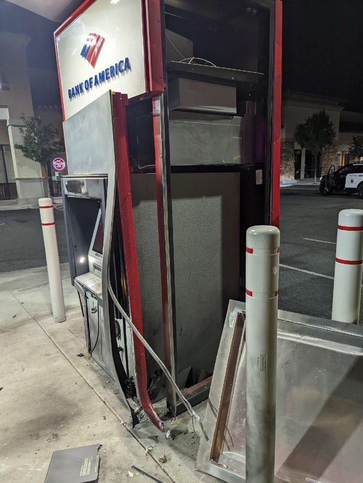 图为遭窃盗爆破的ATM提存机。（https://twitter.com/SEBLASD/status/1581757888741056512/photo/2；洛县警局特别工作小组推特）(photo:UDN)