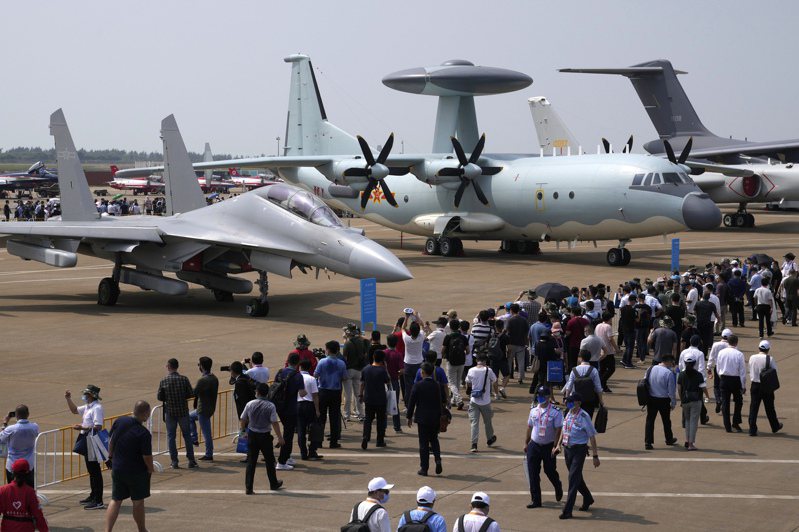 珠海市的中國國際航空航天博覽會上，展示中國自製的代號「潛龍」殲16多功能戰機。(美聯社)
