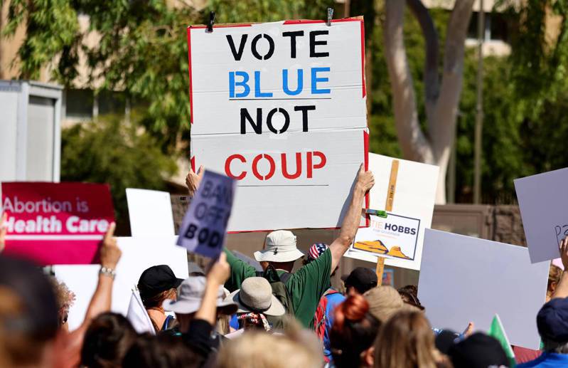 民主党的领先气势似已停滞，共和党逐步追上。图为亚利桑纳州支持民主党州长候选人霍布斯阵营的民众。（Getty Images）(photo:UDN)