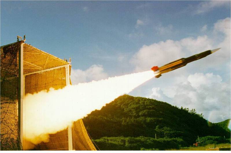 雄風二型和三型飛彈是由台灣中科院開發的台灣飛彈，並採用了一些美國技術生產。圖為雄風三型反艦飛彈發射瞬間。(圖片來源：台灣中科院)