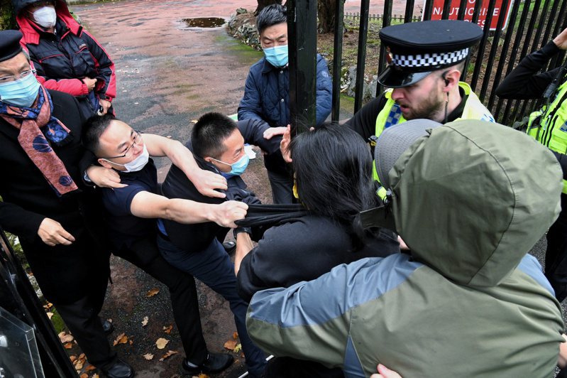 數名旅英港人16日在中國駐曼徹斯特總領事館外抗議，發生拉扯圍毆事件。(美聯社)