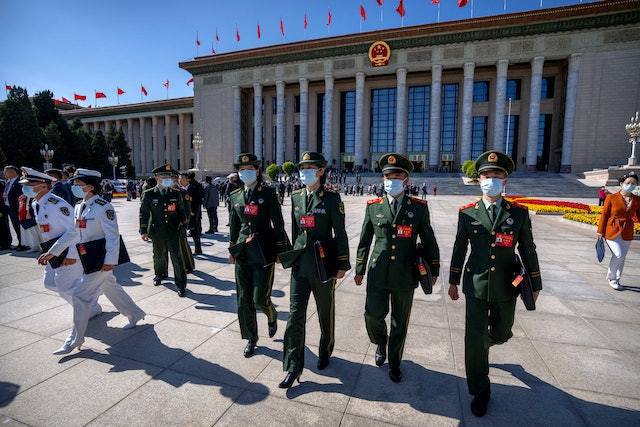 10月16日，中共20大開幕儀式後，解放軍代表離開人民大會堂。 (美聯社)
