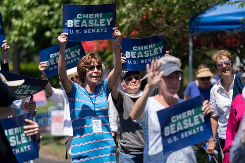 北卡州支持民主党的选民出席联邦参议员候选人比斯利的造势活动。(Getty Images)(photo:UDN)