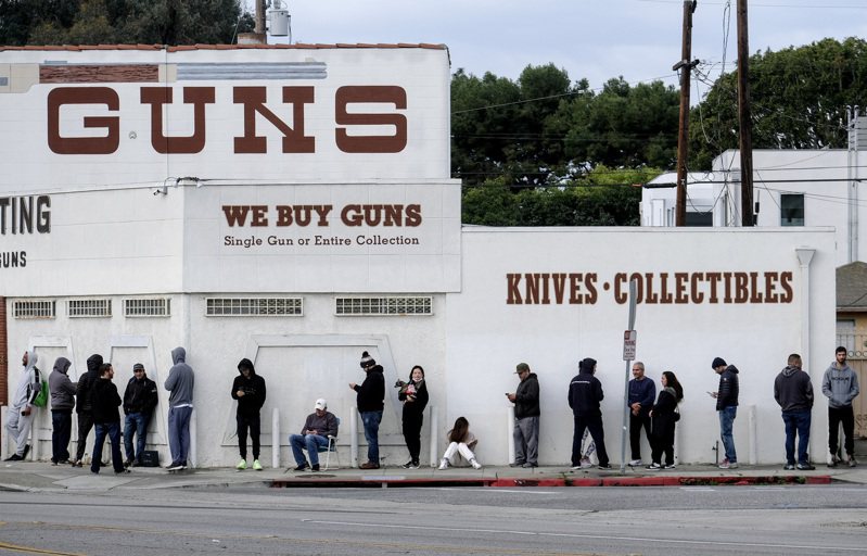 审议拥枪权案期间，许多人担心购枪权益受限，纷纷「抢购」。图为加州库尔富市一家枪店外面，顾客大排长龙。（美联社）(photo:UDN)