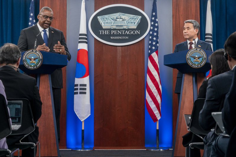 美國國防部長奧斯丁(左)今天與南韓國防部長李鐘燮(右)舉行安全協商會議，兩人會後發表聯合聲明。歐新社