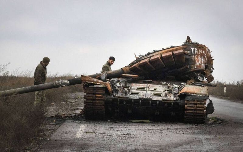 英国防部3日表示，俄军装甲车、战车的损失率自10月中旬开始增加到每天超过40辆。图为乌军检查一辆已被破坏的俄军战车。（美联社）(photo:UDN)