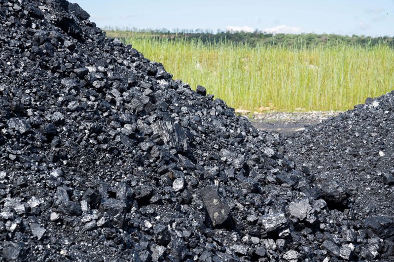 西维吉尼亚州的民主党籍联邦参议员针对拜登总统演讲称要关闭燃煤电厂，未来更依赖风和太阳能，批评他脱离现实。图为西维州霍利郡的一个煤矿。(路透)(photo:UDN)