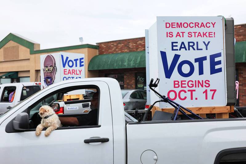 期中選舉8日投票，多數民調顯示共和黨勝算居多，但仍有民調顯示可會有「11月驚奇」，民主黨候選人後來居上。圖為喬治亞州5日的民主黨選舉的鼓勵投票宣導車。(美聯社）