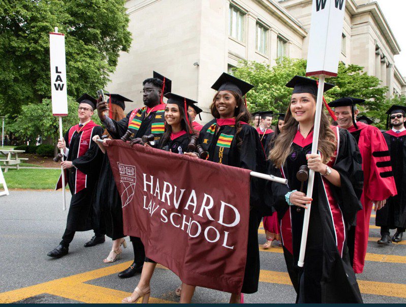 哈佛法学院退出「美国新闻与世界报导」的大学排名。图为2022年毕业典礼场景。 (取自脸书)(photo:UDN)