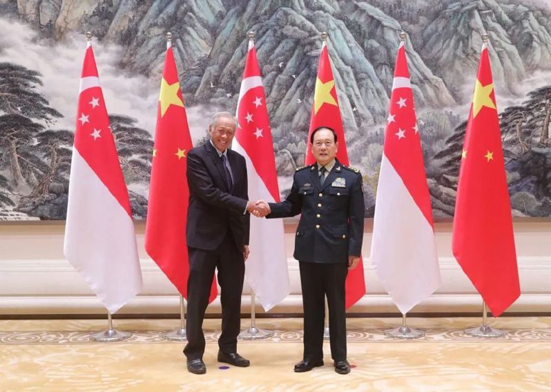 新加坡防長黃永宏18日與中國防長魏鳳和會面。（取材自央視軍事）