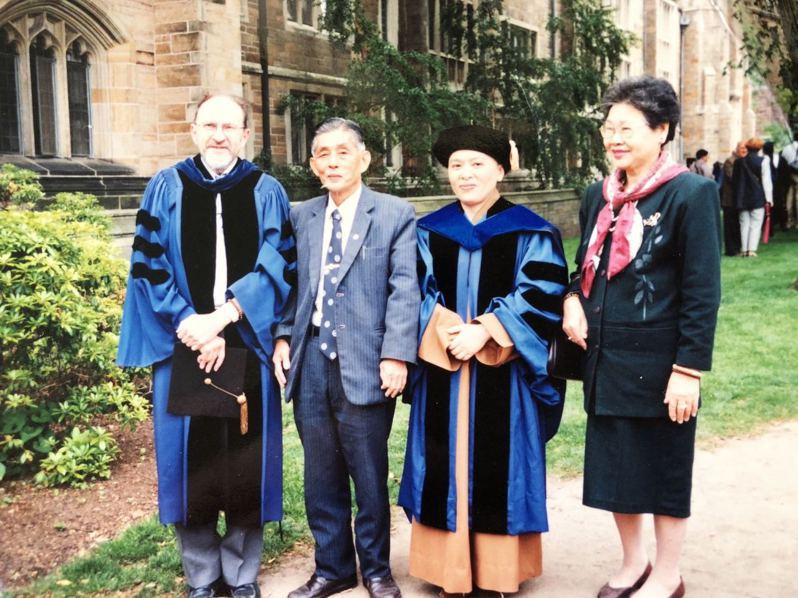 依法法师在耶鲁大学毕业典礼时与父母及博士研究生导师合影。（受访者提供）(photo:UDN)
