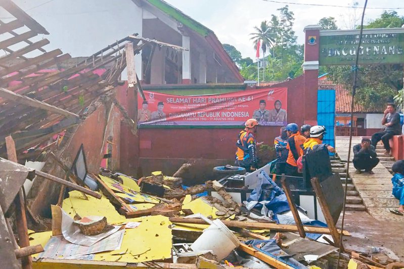 學校震垮 印尼西爪哇省席安約21日發生芮氏規模5.6地震，很多人被埋在瓦礫堆當中，搜救人員檢視遭震垮的學校。（美聯社）