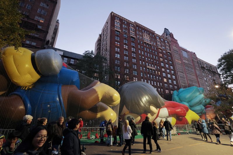 曼哈顿感恩节大游行已准备就绪，大型造型气球今天将重返曼哈顿。路透(photo:UDN)