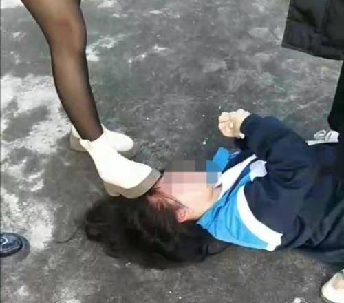 13歲女生被壓在地上打。（取材自奔流新聞）
