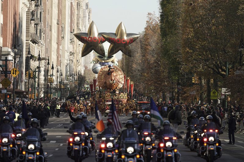 一年一度的「梅西感恩節大遊行」(Macy's Thanksgiving Day Parade)24日如約登場，逾300萬民眾到場觀看。(美聯社)
