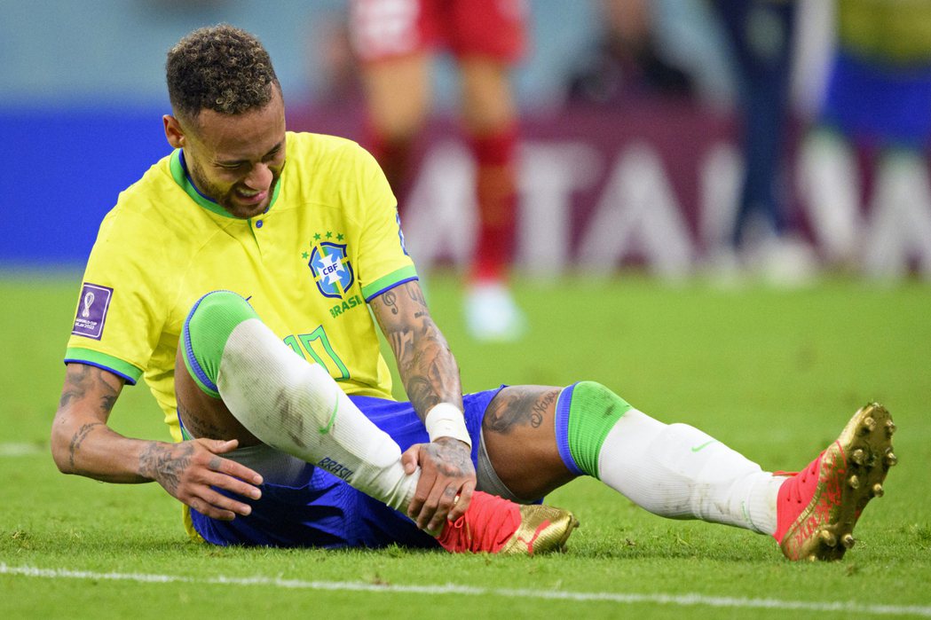 巴西球星內馬爾遭到9次犯規，腳踝不適退場。（美聯社）