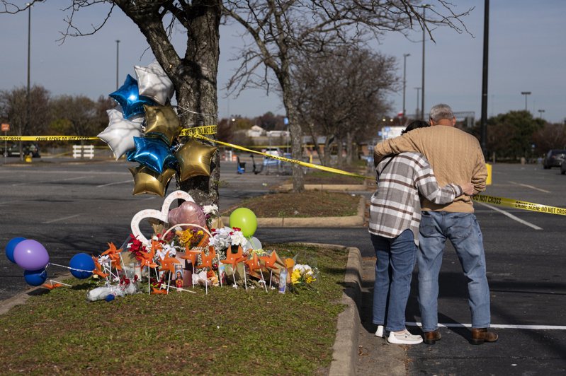 維州沃爾瑪槍擊案發生後，民眾在現場布置氣球、紙風車和蠟燭，追思死者。美聯社