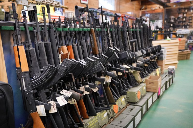 拜登總統及民主黨人推動禁售火力強大的攻擊步槍，圖為槍店陳列的攻擊步槍。(美聯社)
