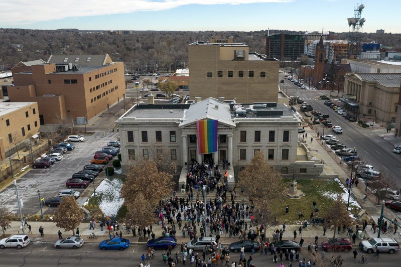 科羅拉多泉市政府掛出彩虹旗，宣示該市的包容政策不會改變。(美聯社)