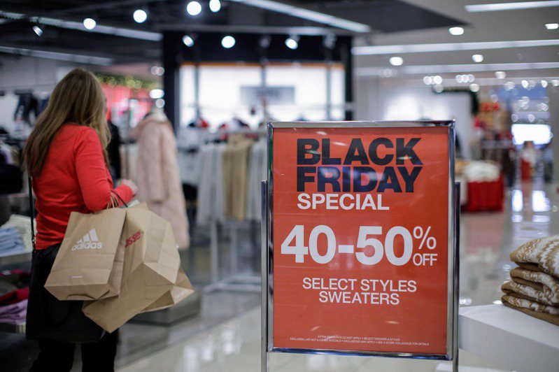 商家趁著黑色星期五紛紛祭出折扣吸引消費者，也希望在通膨壓力下爭取業績。（Getty Images)
