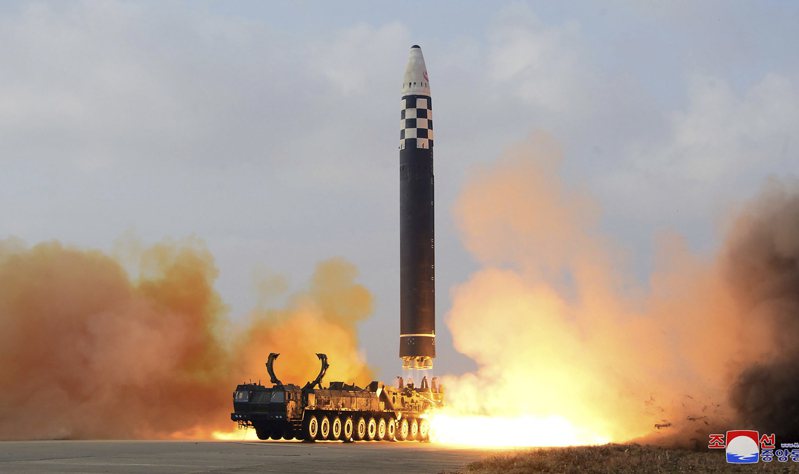日本政府為嚇阻北韓和中國，正計畫於2030年在北海道部署射程達3000公里的「極音速飛彈」，以擁有「反擊能力」。此計畫10年相關預算規模可能將高達數兆日圓。圖為北韓18日成功試射「火星-17」洲際彈道飛彈。（美聯社）