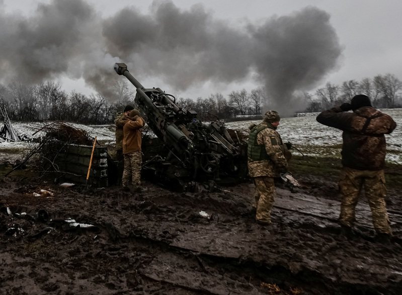烏軍為收復失土，每日向俄軍發射多達數千發砲彈，圖為烏軍使用美製M777榴砲。（路透）