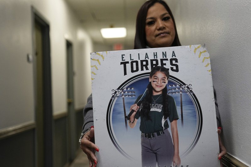 卓拉‧托瑞斯代冤死槍下的10歲女兒艾莉亞娜‧托瑞斯。提訴警察、學區和槍枝製造商為被告。圖／美聯社