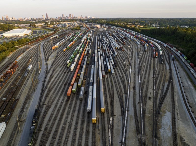 铁路员工若未能在12月9日前达成共识，将展开罢工，停驶列车，每天损失超过20亿元。图为在乔州亚特兰大的诺佛克南方公司的列车调度场。图／美联社(photo:UDN)