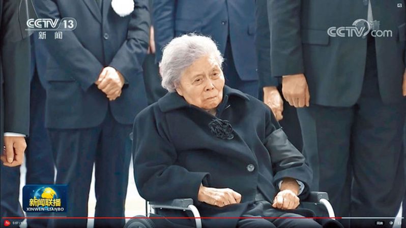 極少曝光的江澤民夫人王冶坪坐輪椅參與告別式。(央視新聞截圖)