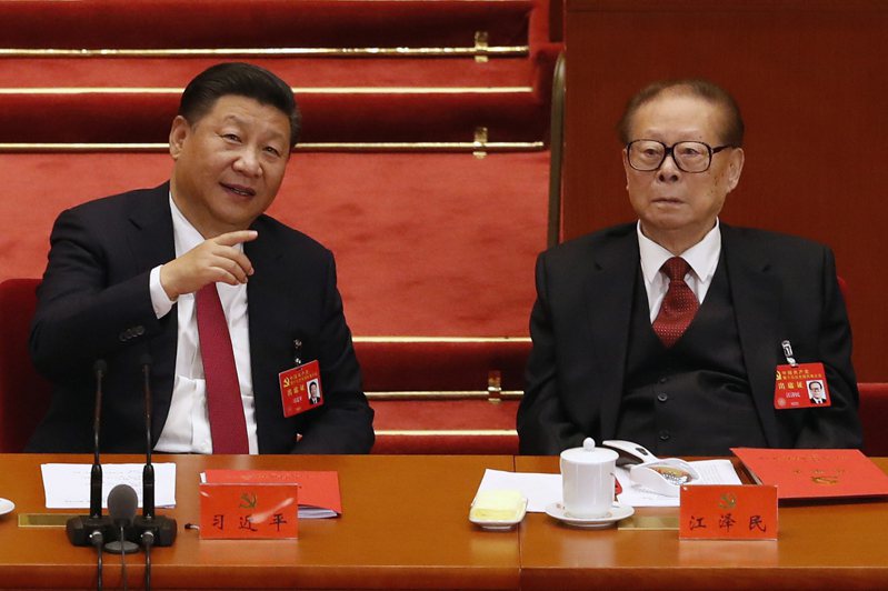 中國國家主席習近平（左）與前國家主席江澤民（右）。（美聯社）