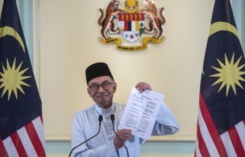 馬來西亞總理安華2日公布新內閣名單，他親自執掌財政部，並任命兩名副總理。（美聯社）
