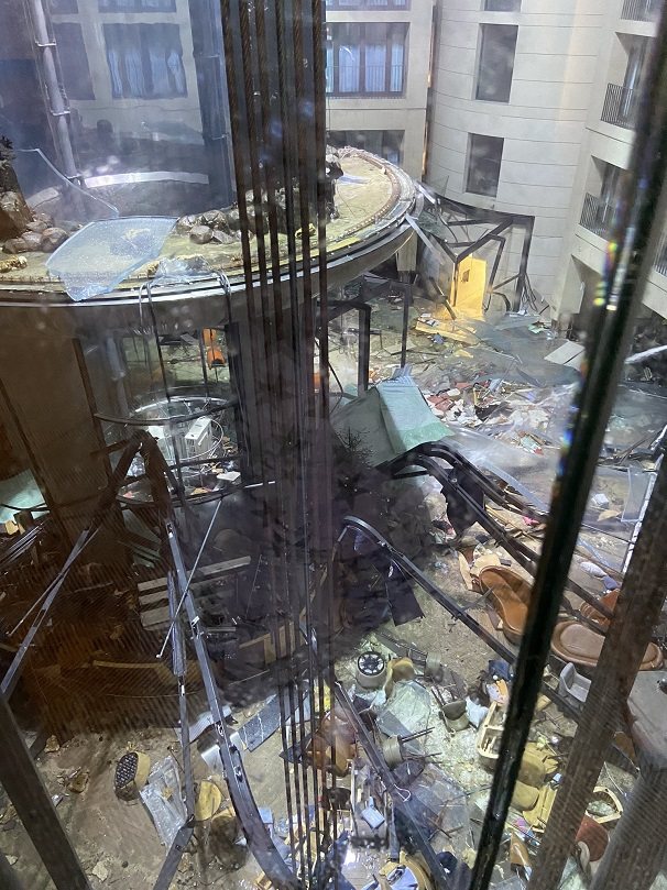 德國柏林麗笙酒店大廳中央的巨型水族箱「AquaDom」發生爆裂，將飯店與鄰近的街道淹沒。（取材自推特）