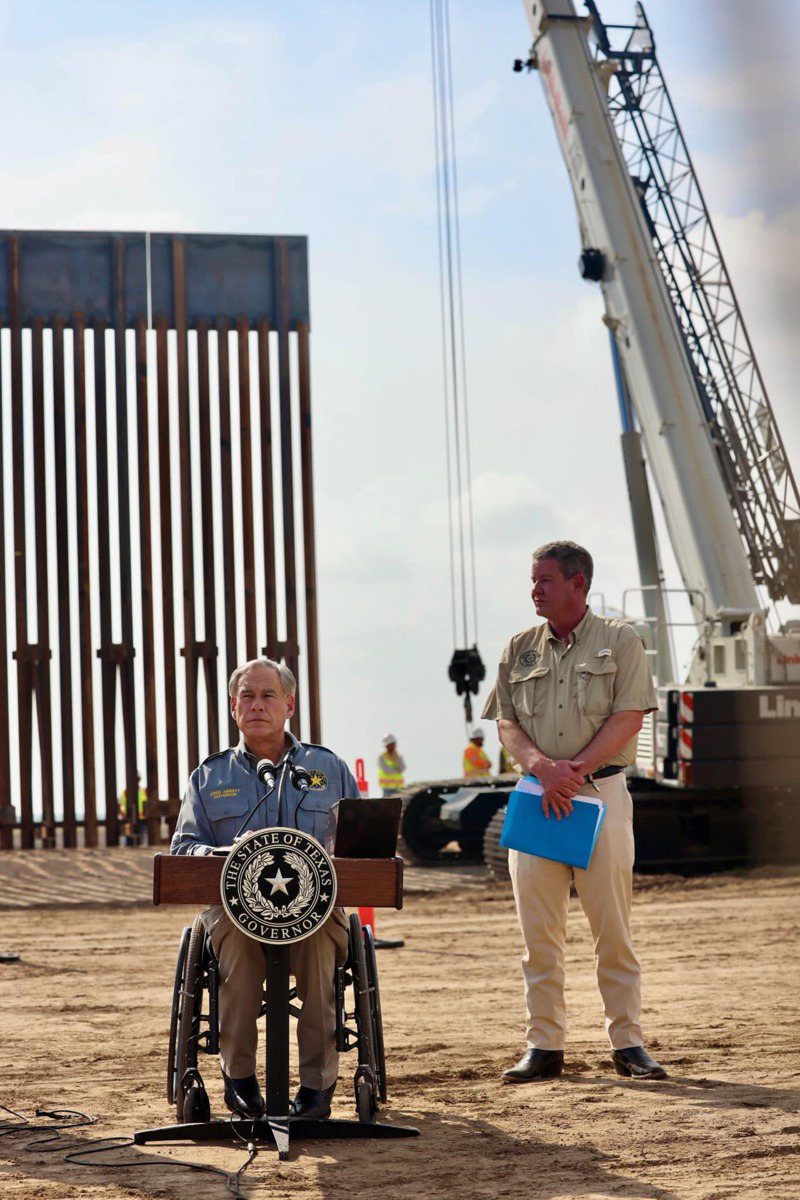 德州州长艾伯特（左）宣布将恢复在德州与墨西哥边界修建围墙。(Greg Abbott脸书)(photo:UDN)