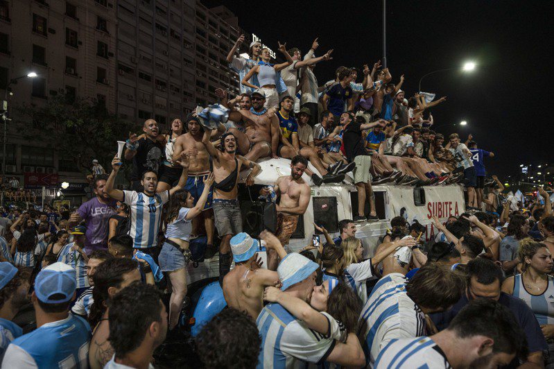 阿根廷民眾18日在首都布宜諾斯艾利斯街頭歡慶祖國三度在世足封王。（美聯社）