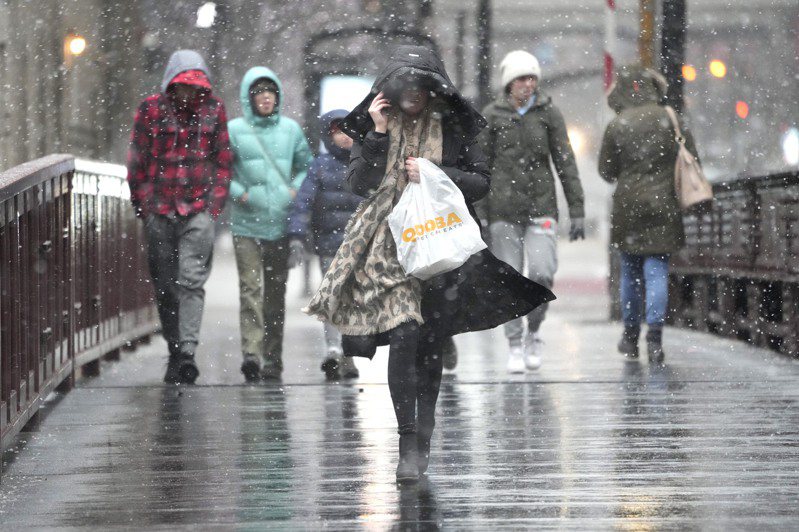 位于美国北部的芝加哥受到炸弹气旋第一击，风雪交加，外出民众格外辛苦。美联社(photo:UDN)