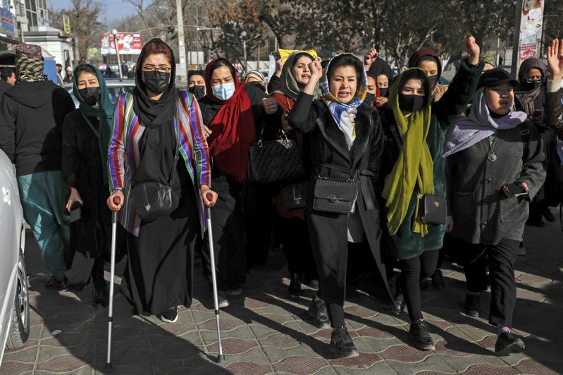 神學士政府重新掌權以來，頒布一波波造成阿富汗女權開倒車的禁令。圖為阿國婦女22日走上喀布爾街頭抗議當局禁止女性上大學。（美聯社）