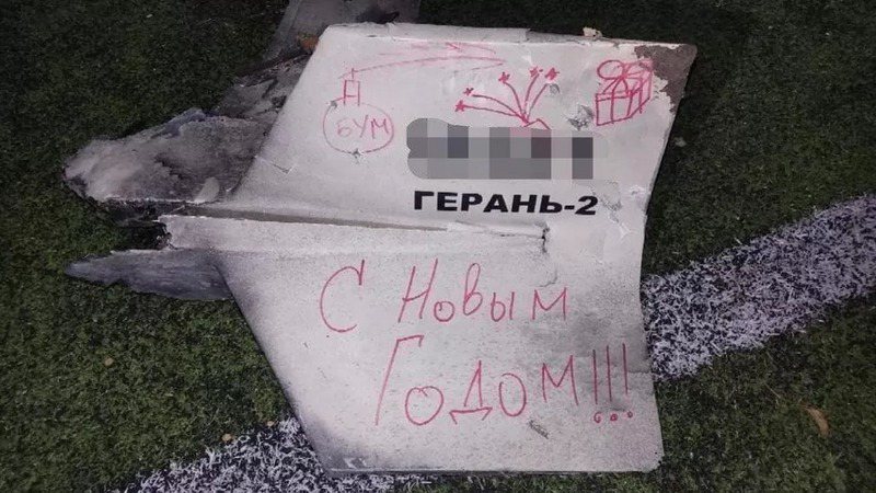 基辅警察局长内比托夫在脸书上发布1张被击落无人机残骸照片，上面用俄语写着「新年快乐」。（取材自脸书）(photo:UDN)