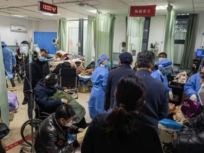 一家二級醫院急診室，大量患者正在治療。（取材自人民日報）