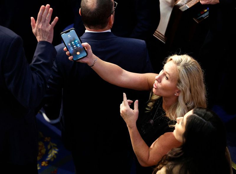 前总统川普6日晚在众院议长投票关键的28分钟，透过乔州众议员玛乔丽‧格林(图)用手机找到盖茨等负隅顽抗的保守派议员依次交谈，施压他们支持麦卡钖。法新社(photo:UDN)