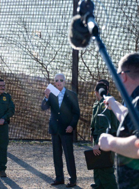 拜登總統8日向媒體展示德州州艾伯特向他遞交的有關邊界危機的抗議信。(美聯社)