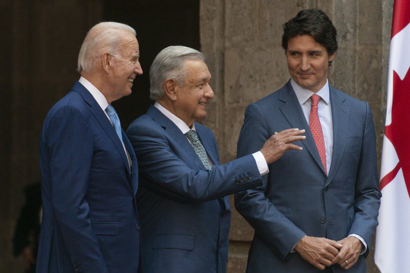 北美三國領袖峰會10日墨西哥首都墨西哥市舉行，討論區域經濟整合、根除致命毒品及改善移民入境合法途徑。圖中從左至右為美國總統拜登、墨西哥總統羅培茲與加拿大總理杜魯多。美聯社